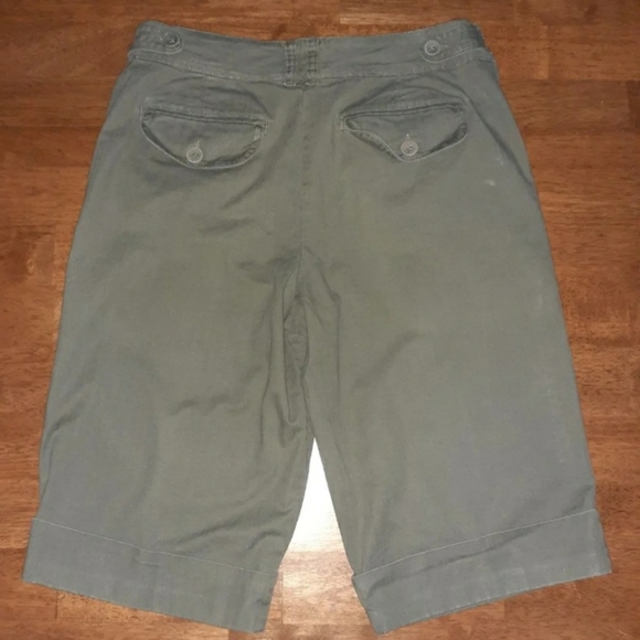 Gloria Vanderbilt Olive Green Bermuda or Skimmer Shorts Size 10 - Picture 2 of 4